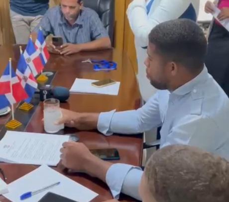 Debate por presuntas “botellas” provoca fuerte discusión entre vocal y directora de Hato Damas
